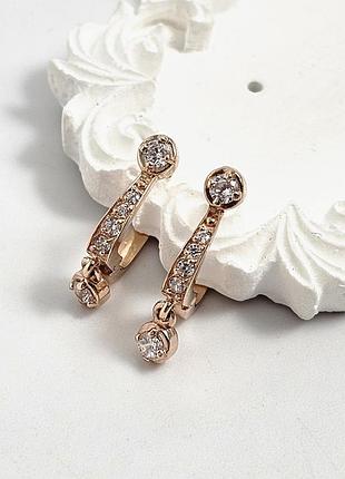 Золотые серьги с белыми камнями фианитами