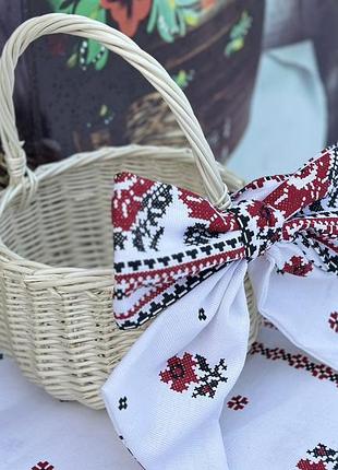 Пасхальний кошик з лози середній білий з бантом та рушником 20*13 см