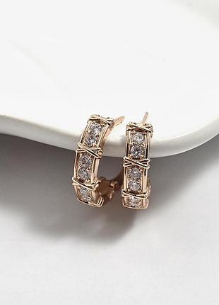 Серьги из золота с фианитами белого цвета