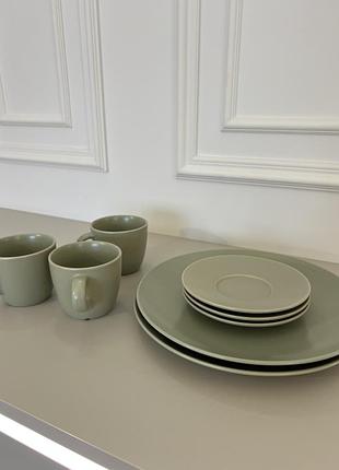 Набір посуду бренду ikea. колір - пастельно зелений