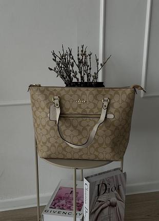 Женский шоппер coach gallery tote молочный