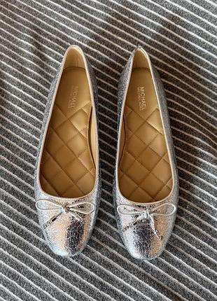 Шкіряні срібні балетки michaels kors