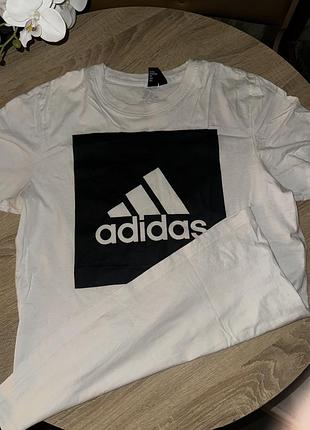 Біла бавовняна футболка adidas з великим логотипом