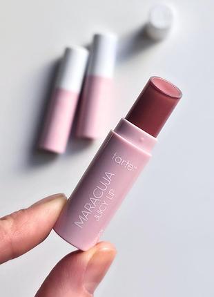 Оттеночный увлажняющий бальзам для губ с маслом маракуйи tarte maracuja juicy lip balm gloss mini orchid 0.7 г