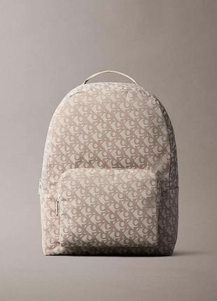 Новий рюкзак calvin klein (ck jacquard monogram logo zip backpack beige) з америкари