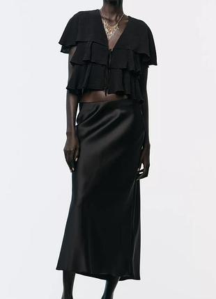 Черная блуза с оборками zara