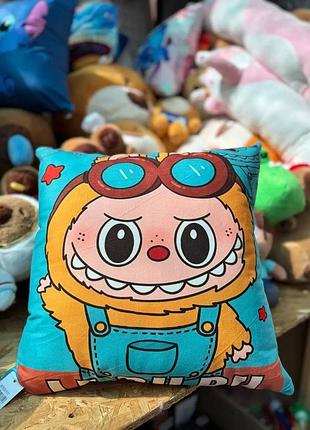Мягкая декоративная интерьерная яркая велюровая 3d подушка labubu 40×40 см.