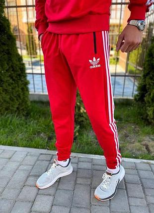 Спортивные штаны черные и красные