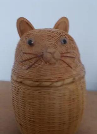 Старовинний плетений кошик для зберігання у формі кота, виготовлений з натуральних матеріалів.