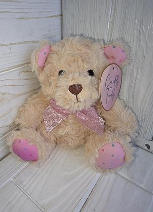 Плюшевый мишка из серии cuddly teddy.