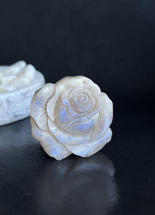 «роза» из лунного камня натуральный лунный камень фигурка цветок из лунного камня. индия