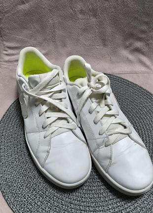 Кросівки оригінальні nike. qr читається. стан добрий. цілі. ціна без торгу, щоб забрати. в користуванні були один сезон.