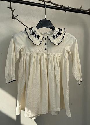 00256 платье детское h&amp;m, молочного цвета, с вышивкой на воротнике.