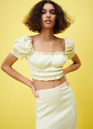 Женская укороченная блузка zara 💛 жёлтая в цветочный принт • размер s • вискоза