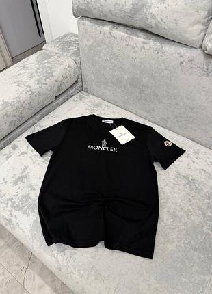 Футбодка від бренду moncler