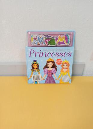 Книга з магнітами принцеси «magnetic dressing up: princesses» автора nat lambert.  книга-іграшка з магнітними сторінками.