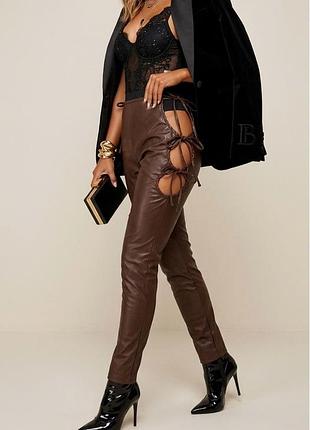 Prettylittlething (plt) chocolate skinny coated jeans — коричневые брюки скинни с завязками по бокам, имитация кожи, размер uk 12