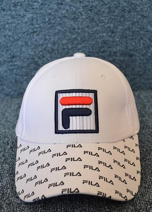 Белая кепка в стиле fila