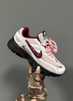 Крутезні жіночі кросівки nike initiator pink black sole gore-tex premium рожево-білі з бордовим лого на чорній підошві