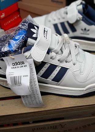 Adidas forum low серо белые с синим