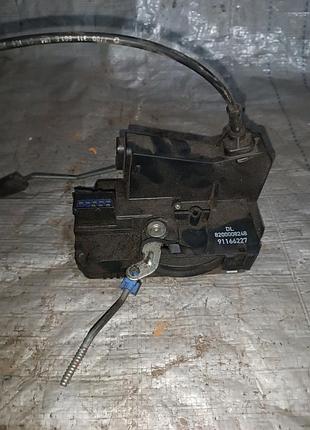 Замок передніх правих дверей opel vivaro 8200008248