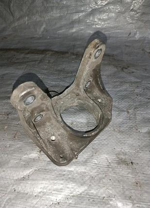 Кронштейн подушки коробки opel vivaro 8200219372