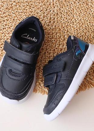 Якісні шкіряні кросівки на липучці clarks