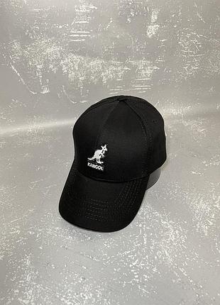 Черная кепка с белой вышивкой kangol (кангол)
