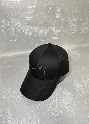 Черная кепка с черной вышивкой stussy(стуси)