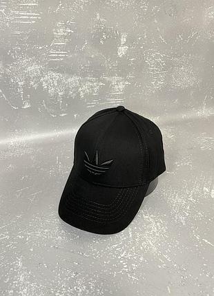 Черная кепка с черной вышивкой adidas (адидас)