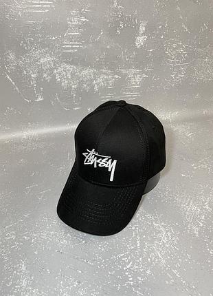 Черная кепка с белой вышивкой stussy(стуси)