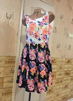 Яскраве плаття нарядне