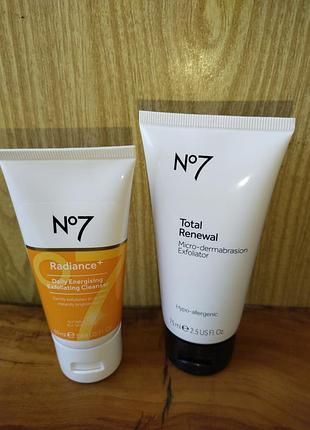 Очищающее средство для ежедневного отшелушивания radiance+ daily energizing exfoliating, отшелушивающий скраб для микродермабразии no7 total renewal