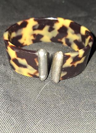 Браслет lauren ralph lauren (rll)
стильный брендовый аксессуар в трендовом дизайне tortoiseshell (под черепаховый панцирь).