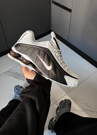Nike shox r4 sail/black/fauna brown