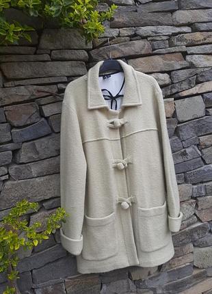 Невероятно красивый шерстяной жакет от элитного бренда 
.