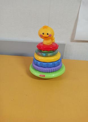 Пирамидка утенка fisher-price. пирамидка с кольцами разных цветов и текстур.