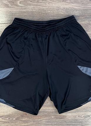 Чоловічі спортивні шорти бренду adidas чорного кольору з сірими вставками.