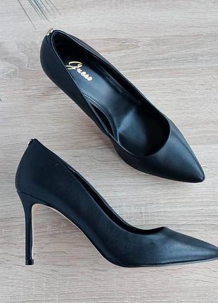 Жіночі класичні туфлі-човники американського бренду guess, 39р.