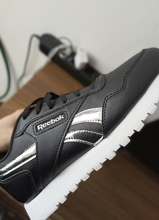 Фирменные оригинальные кроссовки reebok, кожаные, стильные, очень красивые.