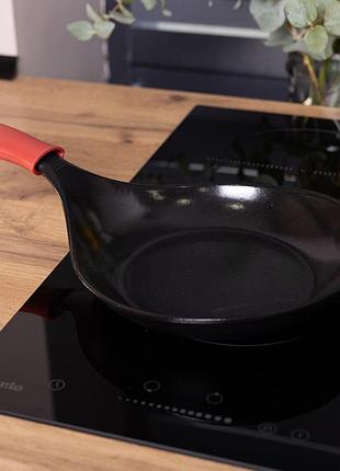 Чугунная сковорода с силиконовой ручкой ø24.5 см для электрической и газовой плиты 1 л