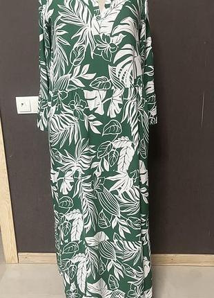 Легенька, довга сукня.