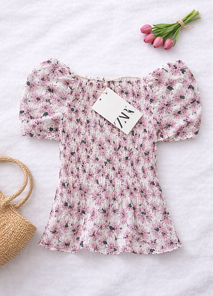 Топ с цветами и волнистым краем zara 🌸