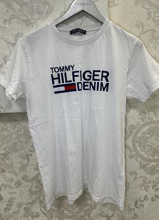 Футболка tommy hilfiger з червоно-білим та синім логотипом