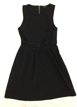 Базове чорне платьє з гарним поясом