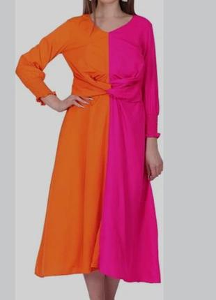 Яркое двухцветное платье с драпировкой