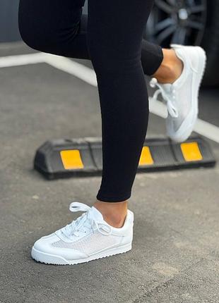 Легкі білі жіночі кросівки з сіткою stilli