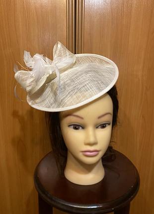 Елегантний жіночий капелюшок-фасцинатор (fascinator) від бренду début.