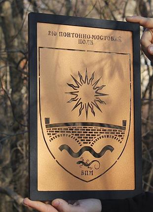 Окрашена металлическая табличка с гравировкой