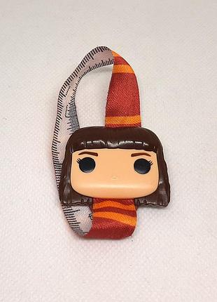 Іграшка kinder joy harry potter funko pop 2023 vd413 hermione wearing a gryffindor scarf (rule) герміона у шарфі гриффіндору (правило)